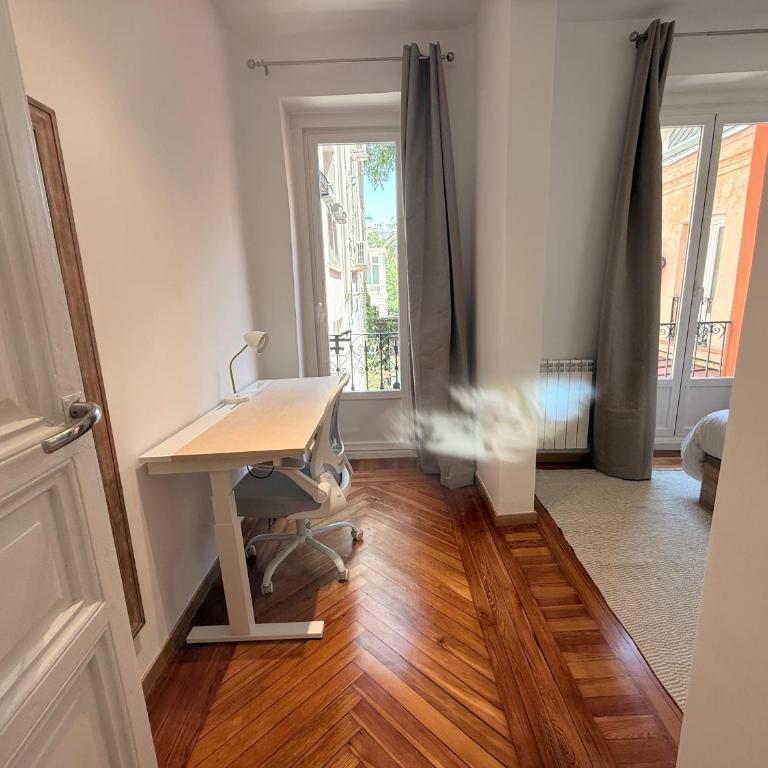 Modern Comfort in Madrid 2BR Gem - Apartment - 2