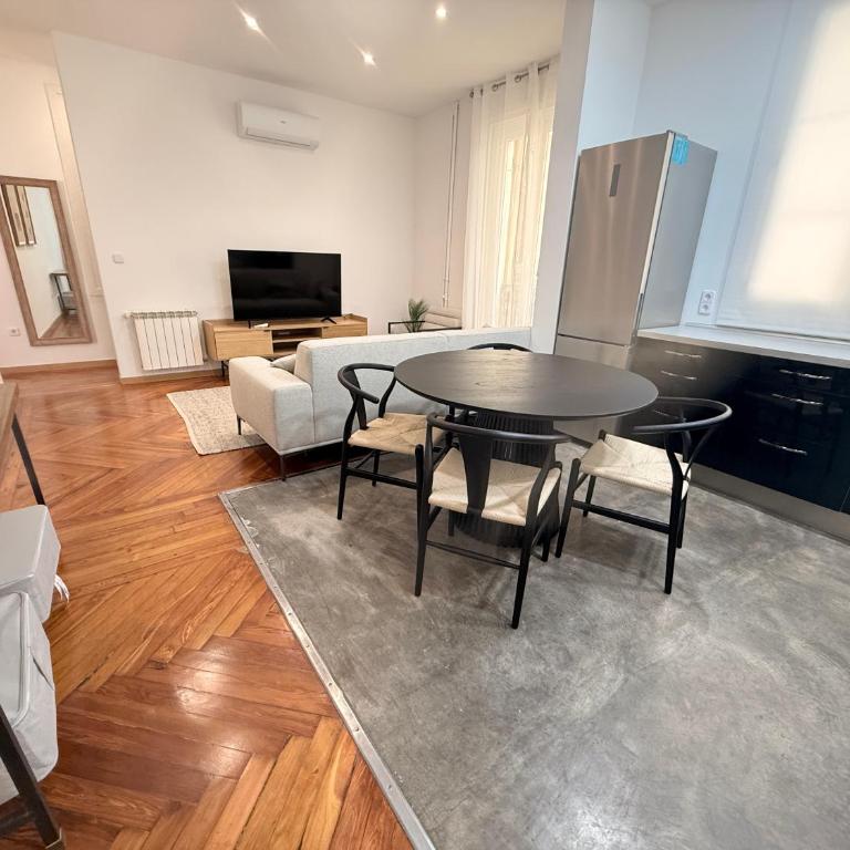 Modern Comfort in Madrid 2BR Gem - Apartment - 12
