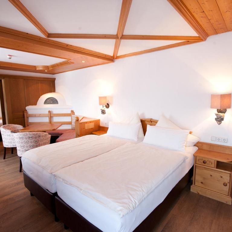 Alpenhotel Tirolerhof - Dreibettzimmer mit Badewanne - 1
