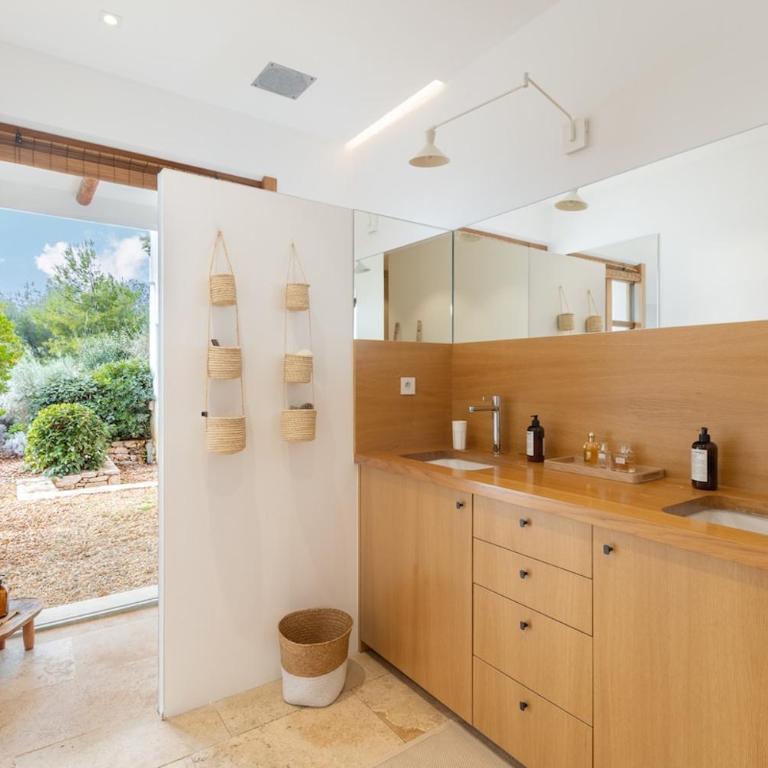 Beautiful villa and pool with sea view - Villa - 8