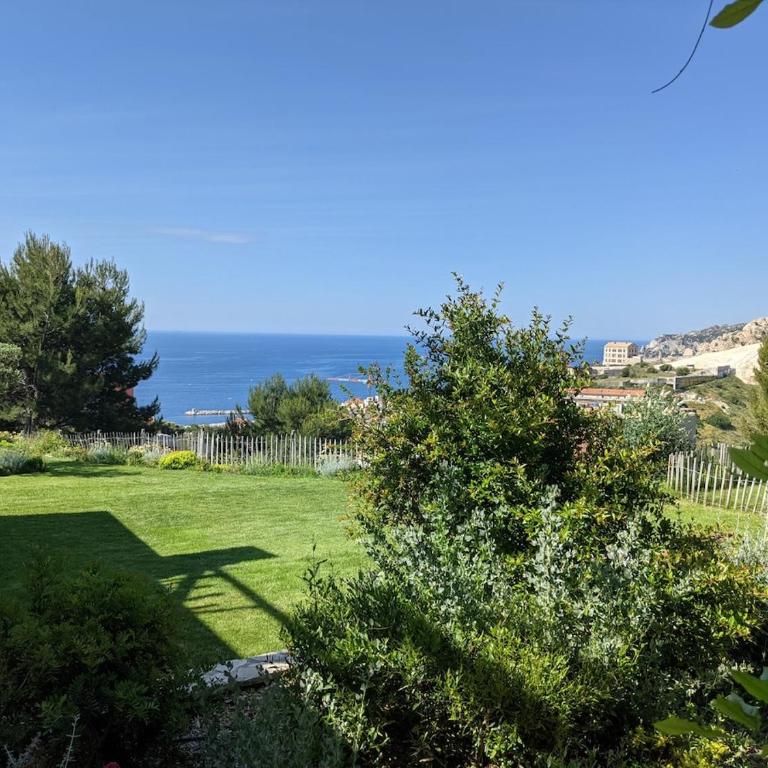 Beautiful villa and pool with sea view - Villa - 16