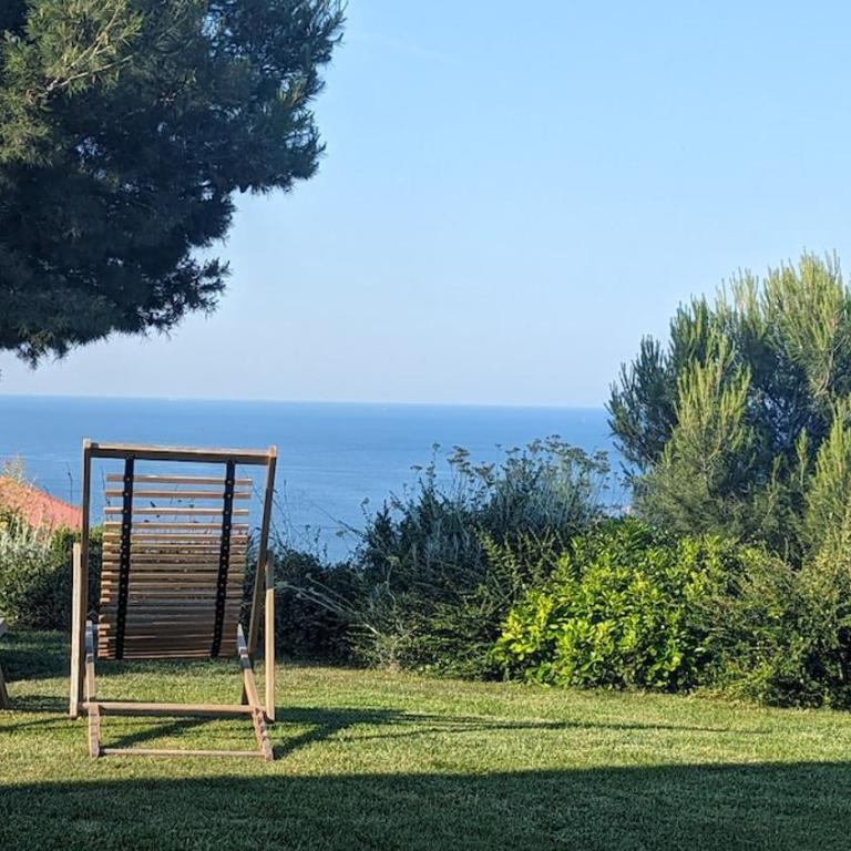 Beautiful villa and pool with sea view - Villa - 44