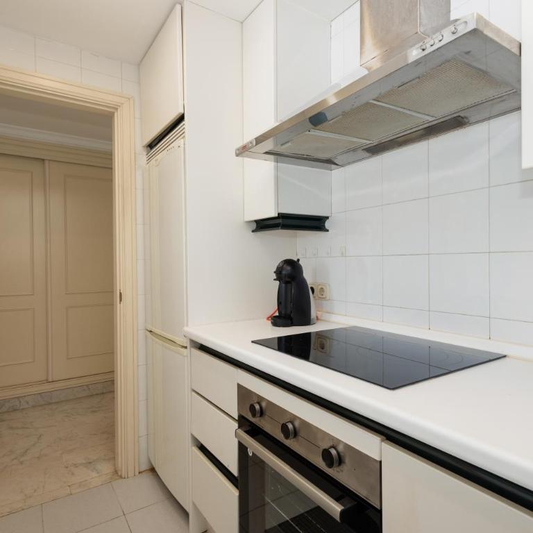 Apartment in the heart of Puerto Banús, with private parking space and communal pool, paddle tennis court and gym - Two-Bedroom Apartment - 9
