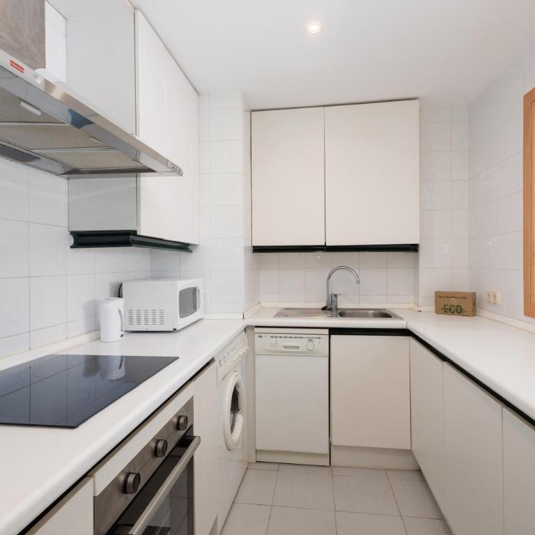 Apartment in the heart of Puerto Banús, with private parking space and communal pool, paddle tennis court and gym - Two-Bedroom Apartment - 8