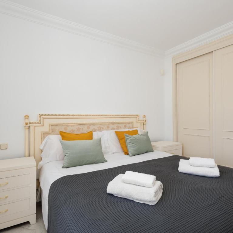 Apartment in the heart of Puerto Banús, with private parking space and communal pool, paddle tennis court and gym - Two-Bedroom Apartment - 12