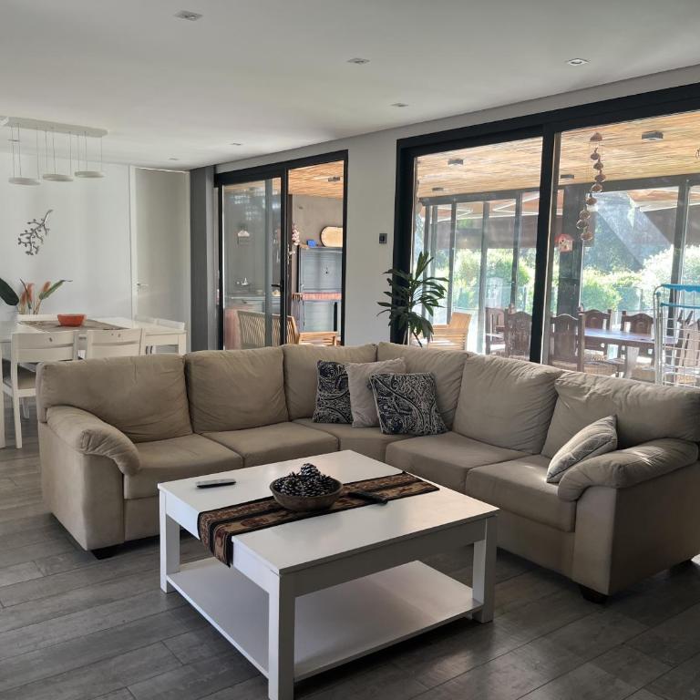 Casa Celia - Casa para 5 pax con pileta en San Benito, Chapadmalal - Hola Sur - Casa de 2 dormitorios - 3
