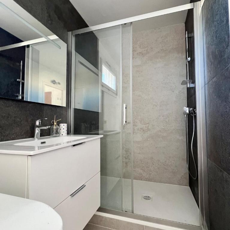 Le Rouge Dijon - Close to BSB - Two-Bedroom Apartment - 3
