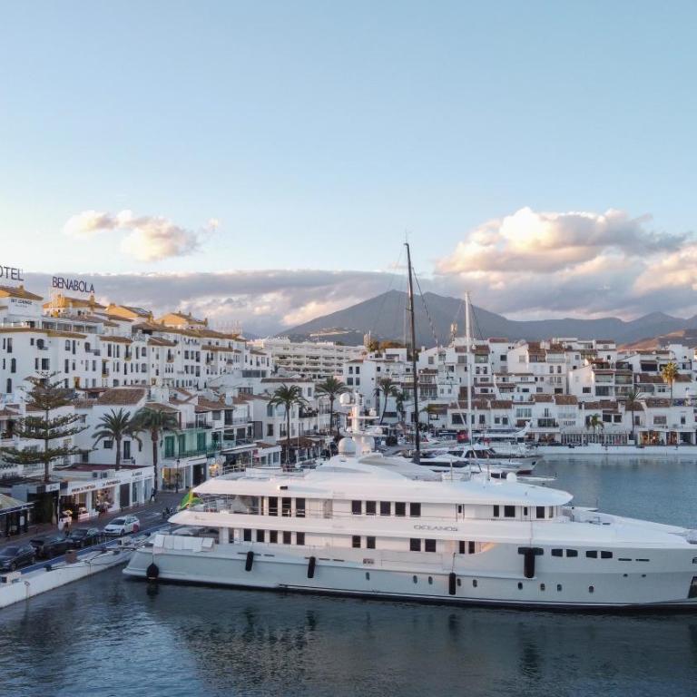 Apartment in the heart of Puerto Banús, with private parking space and communal pool, paddle tennis court and gym - Two-Bedroom Apartment - 28