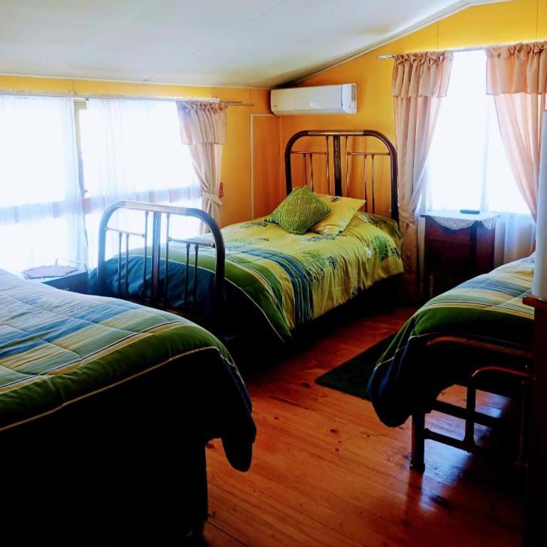 Hostal Villa Portales - Basic Triple Room with Shared Bathroom - 2
