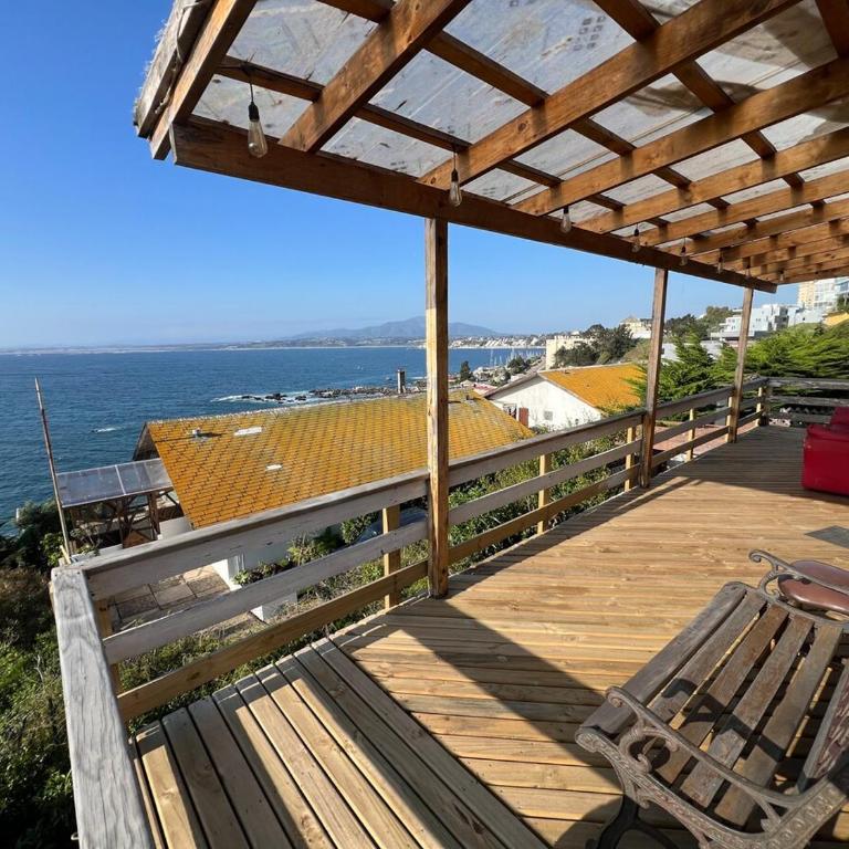 Acogedora casa con hermosa vista en sector muy tranquilo - Four-Bedroom Deluxe Home - Oceanfront - 31
