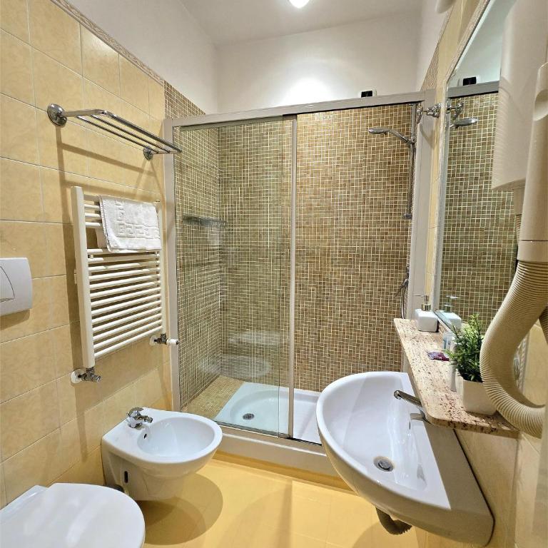 Hotel Amadeus - Camera Matrimoniale con Bagno Privato - 5