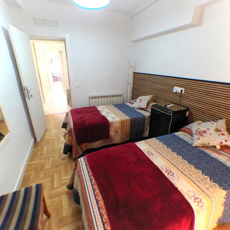 Pensión Múgica - Habitación Doble con balcón - 2 camas - 3