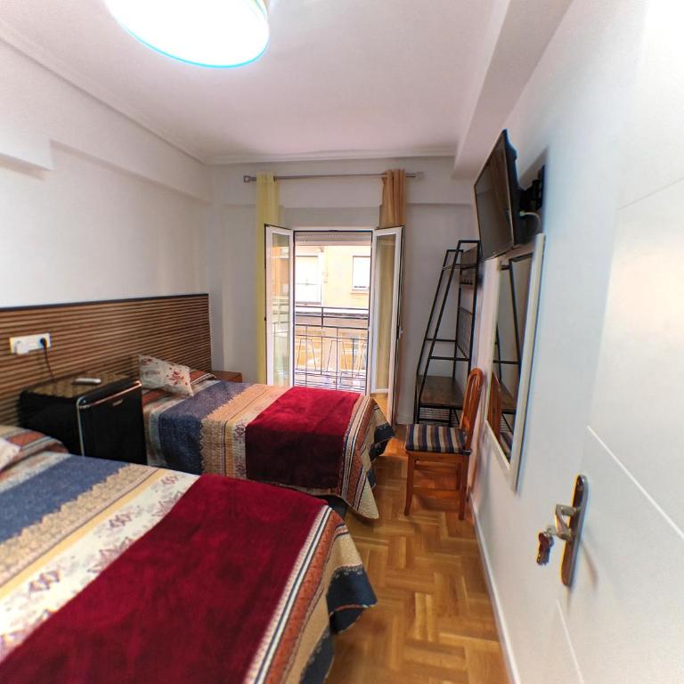 Pensión Múgica - Habitación Doble con balcón - 2 camas - 2