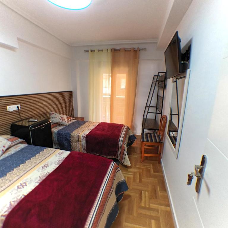 Pensión Múgica - Habitación Doble con balcón - 2 camas - 1