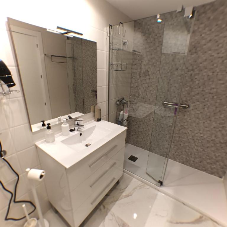 Pensión Múgica - Habitación Doble con balcón - 2 camas - 11
