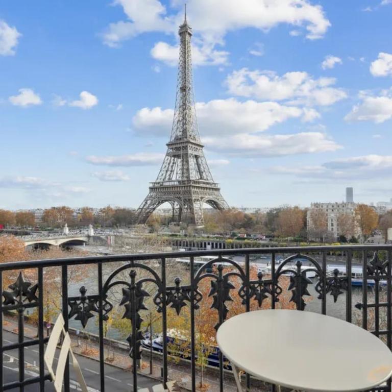 View on Eiffel Tower Seine and Main Monuments - Appartement - 1