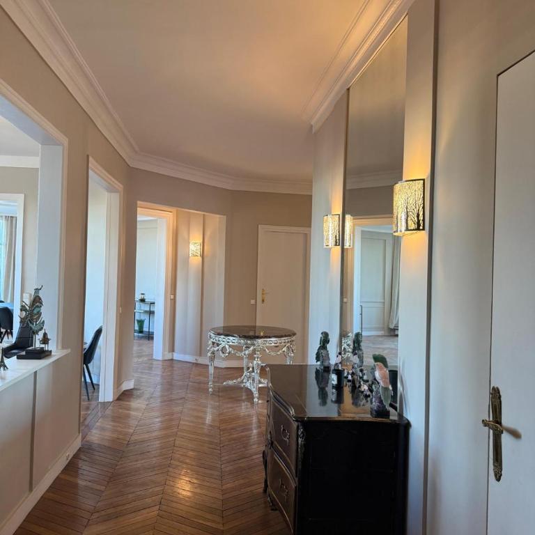 View on Eiffel Tower Seine and Main Monuments - Appartement - 8