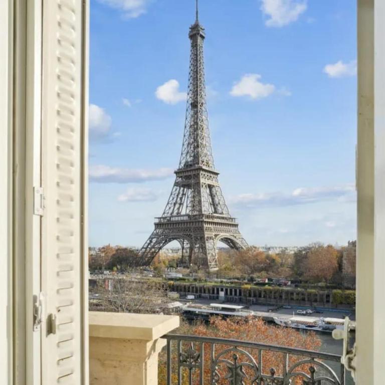 View on Eiffel Tower Seine and Main Monuments - Appartement - 13