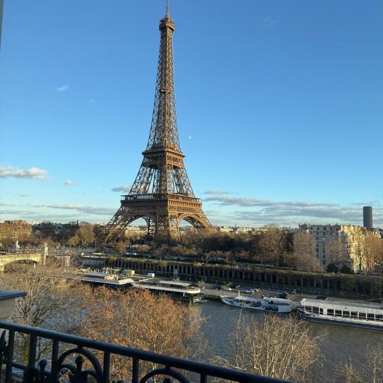 View on Eiffel Tower Seine and Main Monuments - Appartement - 18