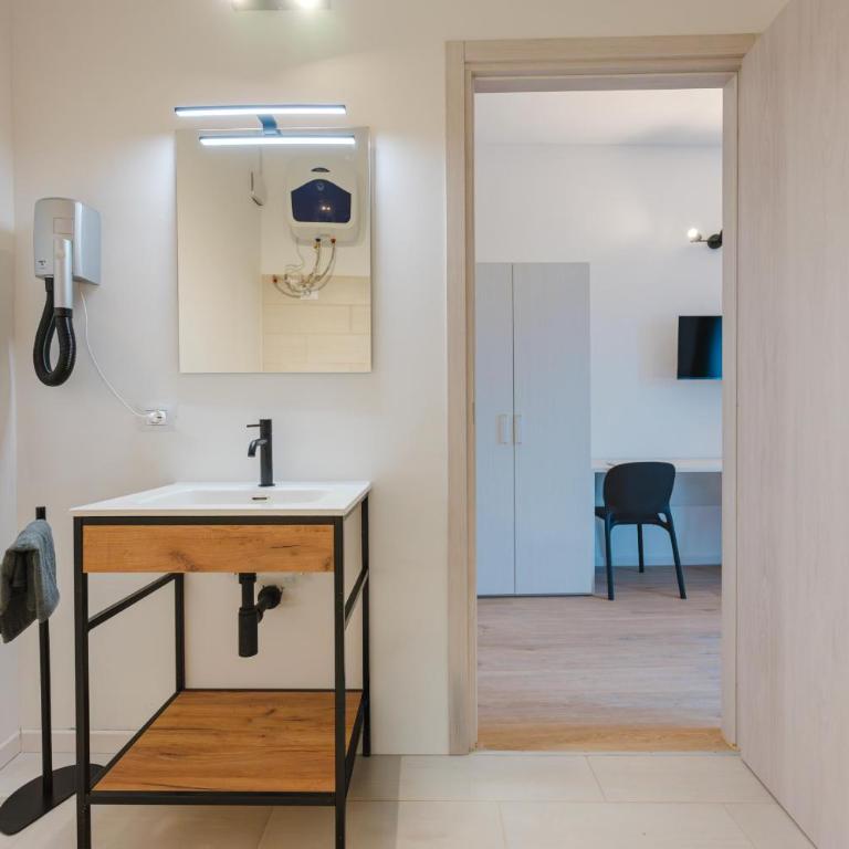 Raffinata Stanza 5 con bagno privato zona Stazione - Camera Matrimoniale Deluxe - 10