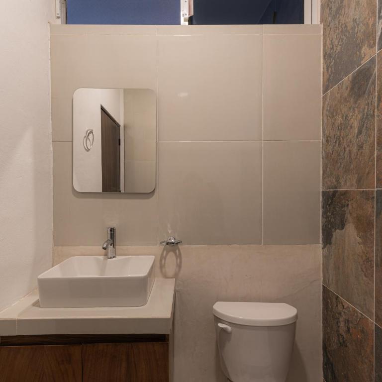 Hotel Bernardino - Habitación Cuádruple con balcón - 8