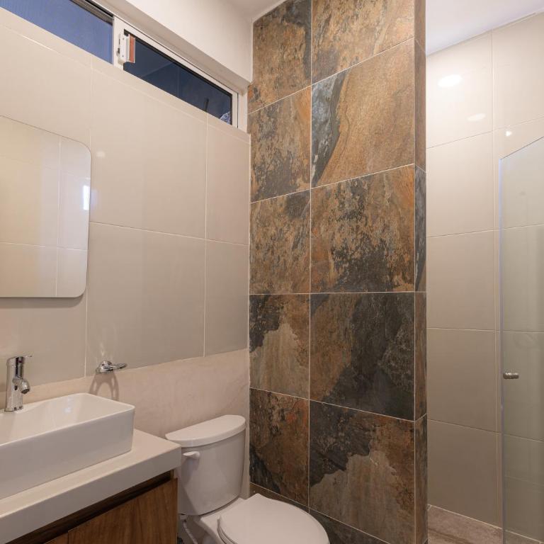 Hotel Bernardino - Habitación Cuádruple con balcón - 6
