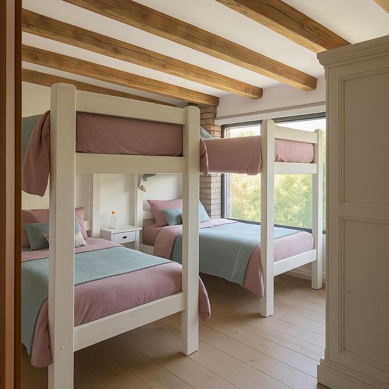 Beachfront house for 20 people - Seven-Bedroom House - 1