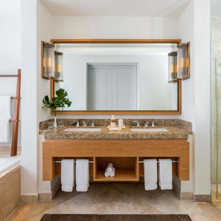 Fairmont Mayakoba - Fairmont King Room with Soaking Tub - Garden View - 2