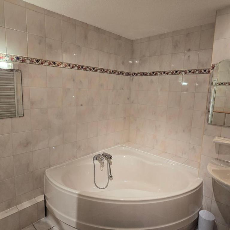 Grand Appart avec loggia - centre ville - thermes - aquensis - parking privé - Appartamento con 2 Camere da Letto - 7