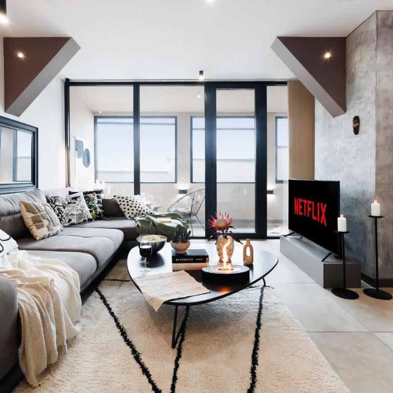 Penthouse View with Sauna & Jacuzzi Old Town - Three-Bedroom Premium Apartment with Balcony - 23