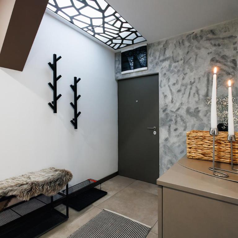 Penthouse View with Sauna & Jacuzzi Old Town - Three-Bedroom Premium Apartment with Balcony - 54