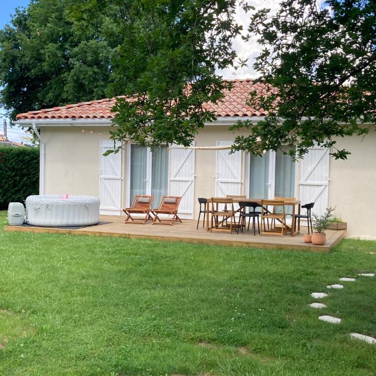 Modern family home with hot tub and garden - Maison de Vacances - 25