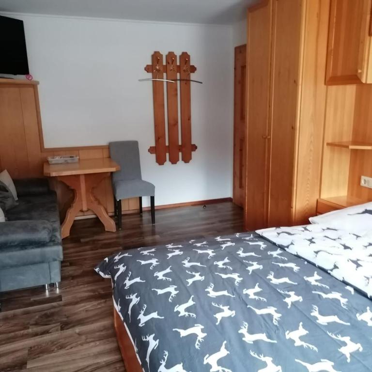 Gästehaus Holzer - Doppelzimmer mit Zustellbett - 2