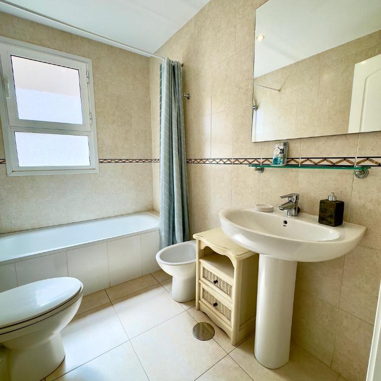 APOLO17 E37, 3 dormitorios - Three-Bedroom Apartment - 16