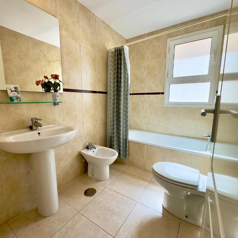 APOLO17 E37, 3 dormitorios - Three-Bedroom Apartment - 5