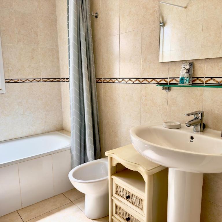 APOLO17 E37, 3 dormitorios - Three-Bedroom Apartment - 12