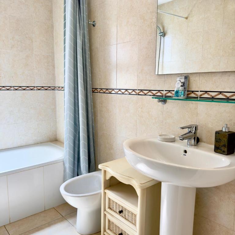 APOLO17 E37, 3 dormitorios - Three-Bedroom Apartment - 15