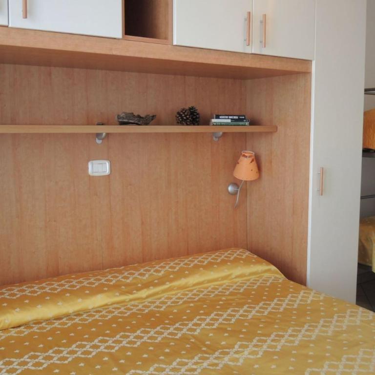 Renewed flat in a seafront building with pool - Appartement - 9