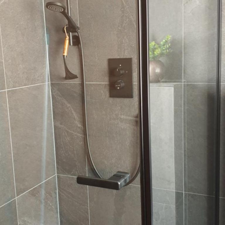 Pension Embacher GmbH & Co KG - Deluxe Doppelzimmer mit Dusche - 4