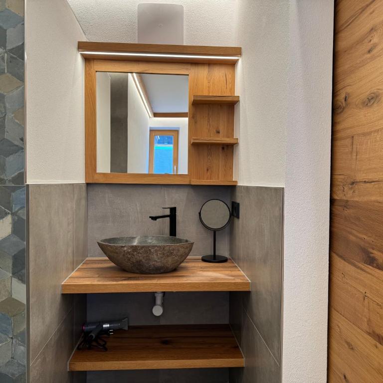 Pension Embacher GmbH & Co KG - Familienzimmer mit Dusche - 8