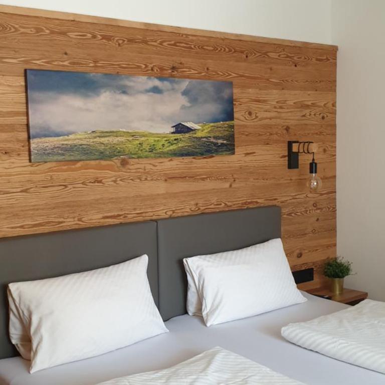 Pension Embacher GmbH & Co KG - Deluxe Doppelzimmer mit Dusche - 3