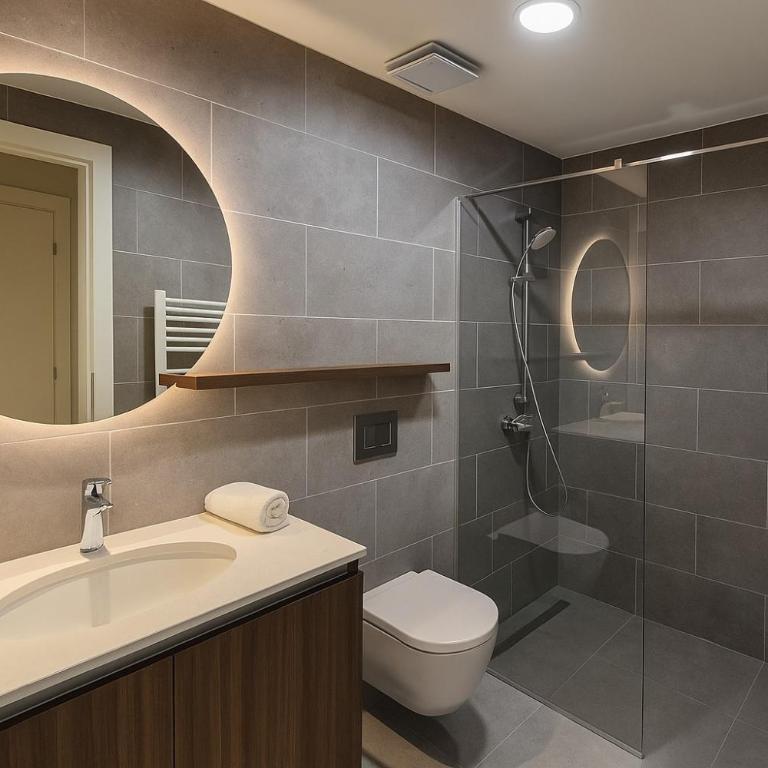 Queen's Park Residence Apartments - One-Bedroom Apartment with Balcony and City View - 6
