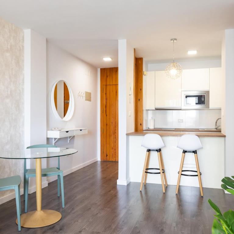 Home2Book Cozy Urban Retreat with Balcony - Apartamento de 1 dormitorio - 12