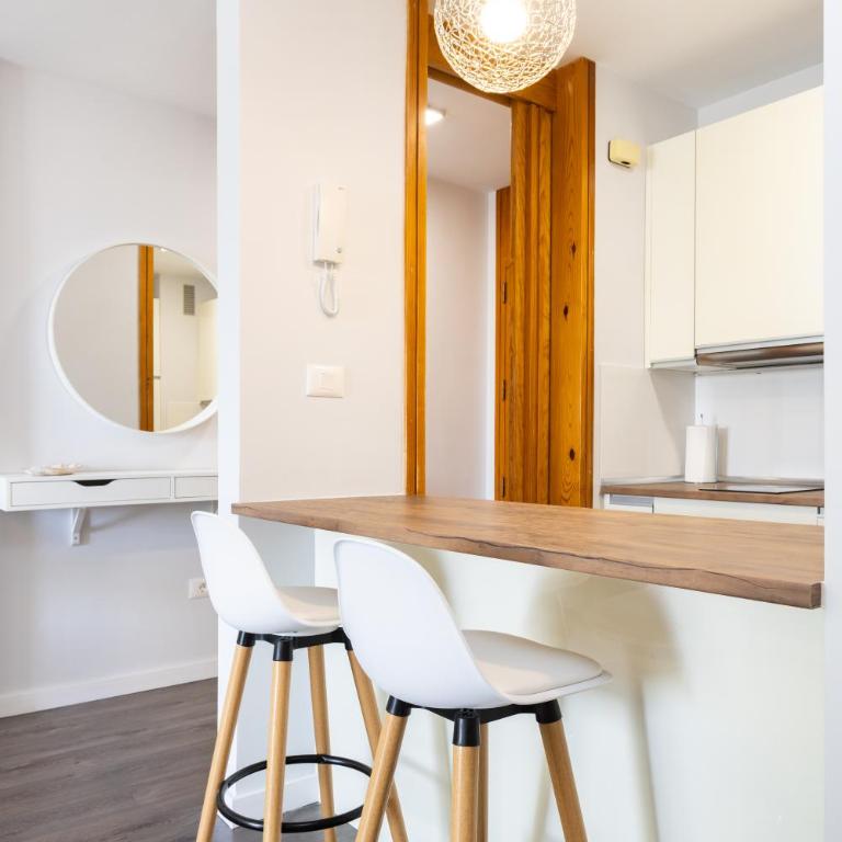 Home2Book Cozy Urban Retreat with Balcony - Apartamento de 1 dormitorio - 13