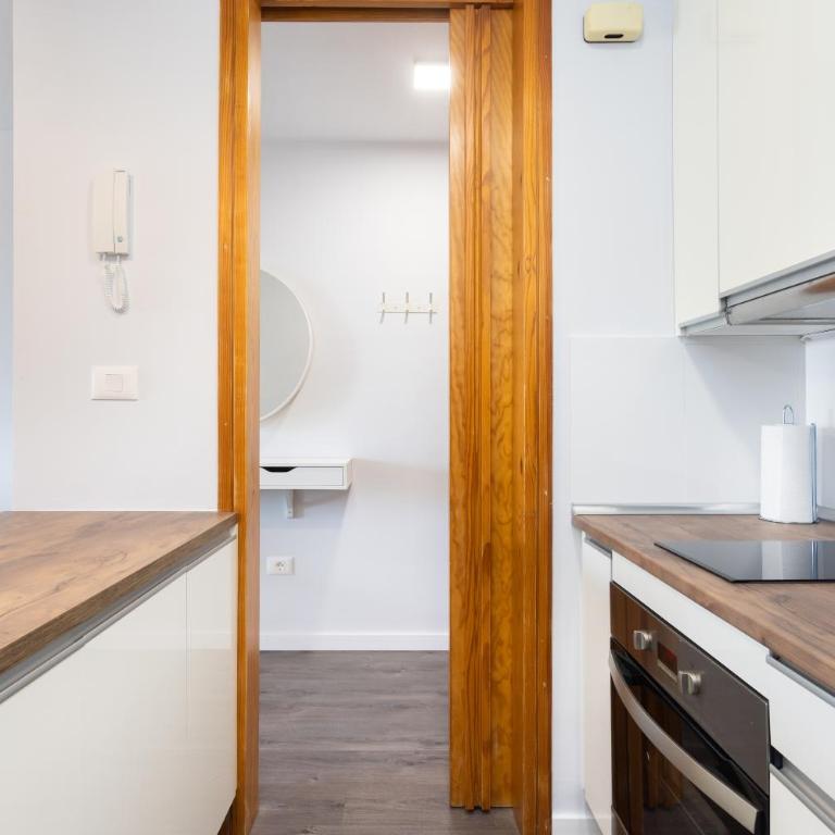 Home2Book Cozy Urban Retreat with Balcony - Apartamento de 1 dormitorio - 14