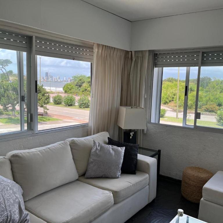 Hermoso Apartamento primera linea Rambla de Playa Mansa Punta del Este - Apartamento de 1 dormitorio con vistas al mar - 1