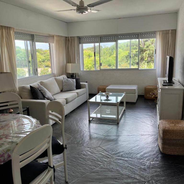 Hermoso Apartamento primera linea Rambla de Playa Mansa Punta del Este - Apartamento de 1 dormitorio con vistas al mar - 3
