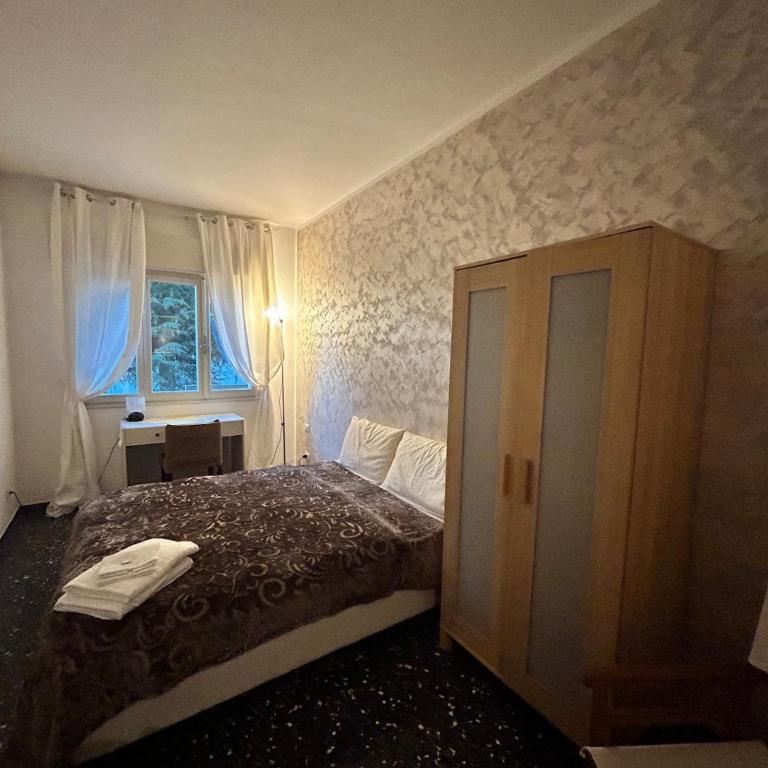 Number 3 APT, easy for Venice - Three-Bedroom Apartment - 5