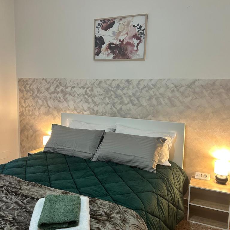 Number 3 APT, easy for Venice - Three-Bedroom Apartment - 8