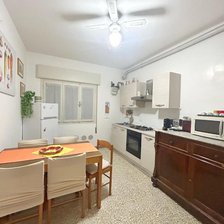 Number 3 APT, easy for Venice - Three-Bedroom Apartment - 11